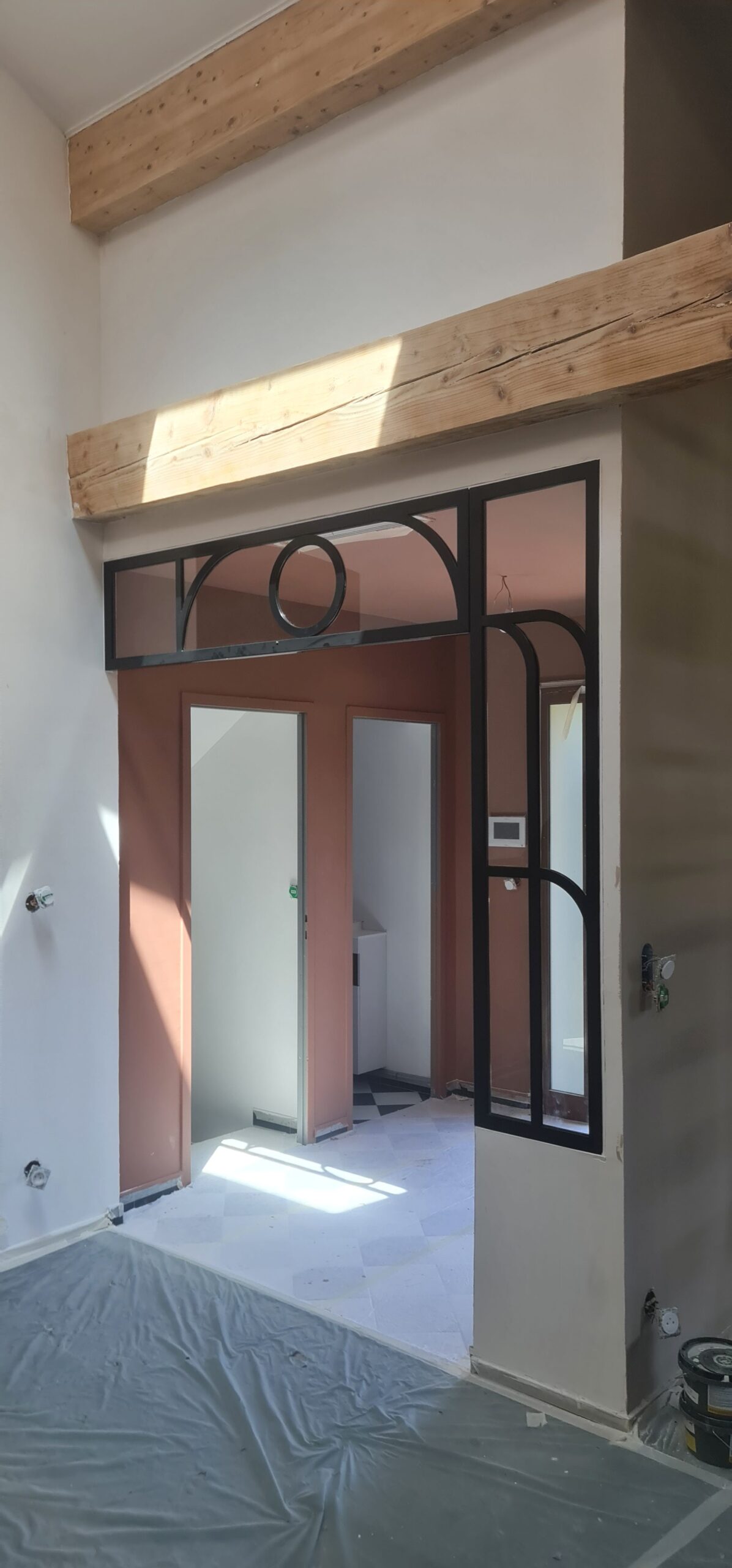 Verrière avec décoration cintrée